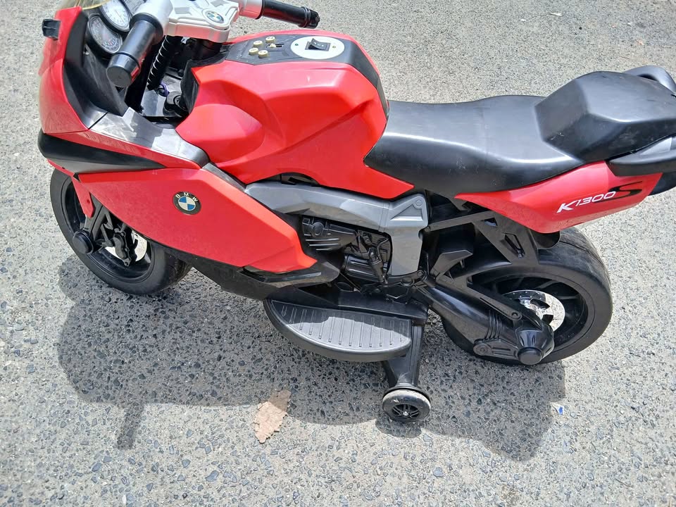 Moto eléctrica infantil BMW K1300S - vista 1 Moto eléctrica infantil BMW K1300S - vista 1