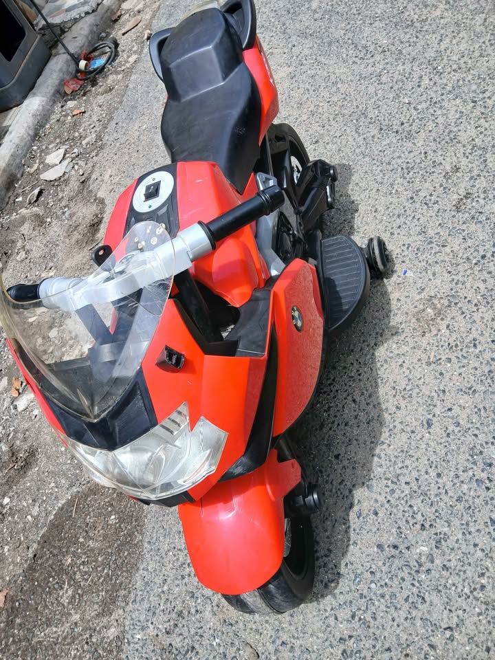 Moto eléctrica infantil BMW K1300S - vista 2 Moto eléctrica infantil BMW K1300S - vista 2