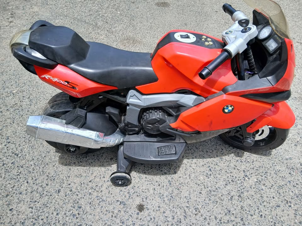 Moto eléctrica infantil BMW K1300S - vista 4 Moto eléctrica infantil BMW K1300S - vista 4