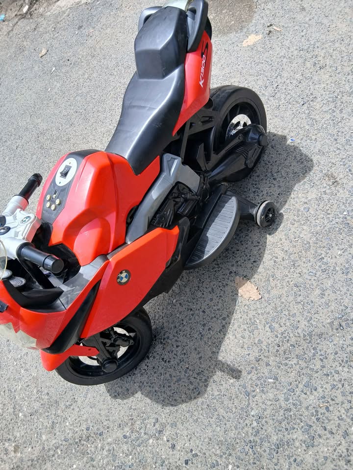 Moto eléctrica infantil BMW K1300S - vista 5 Moto eléctrica infantil BMW K1300S - vista 5