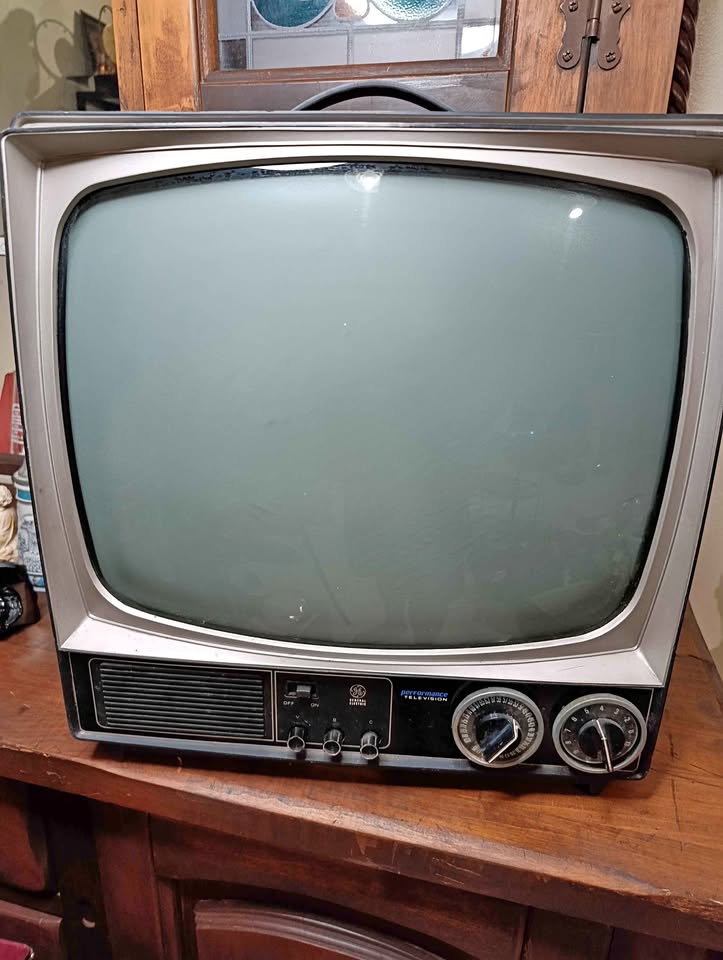 Televisor vintage GE XB3160BK pantalla CRT curva - vista 1 Televisor vintage GE XB3160BK pantalla CRT curva - vista 1