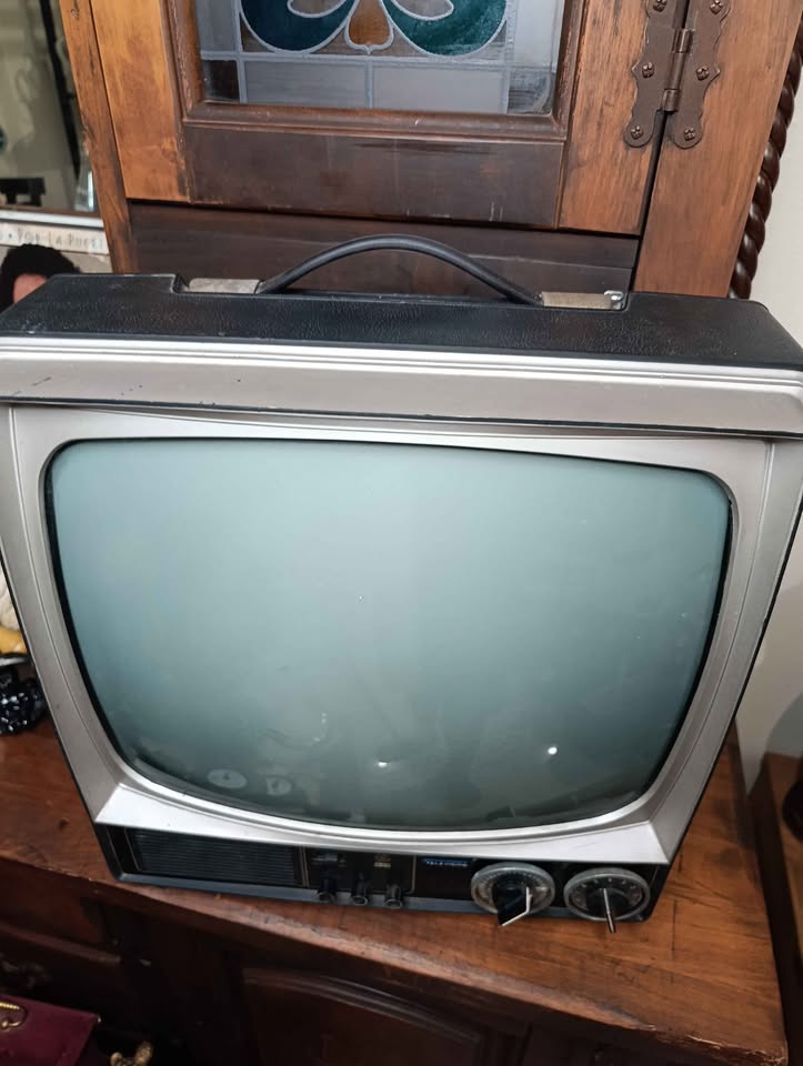 Televisor vintage GE XB3160BK pantalla CRT curva - vista 2 Televisor vintage GE XB3160BK pantalla CRT curva - vista 2