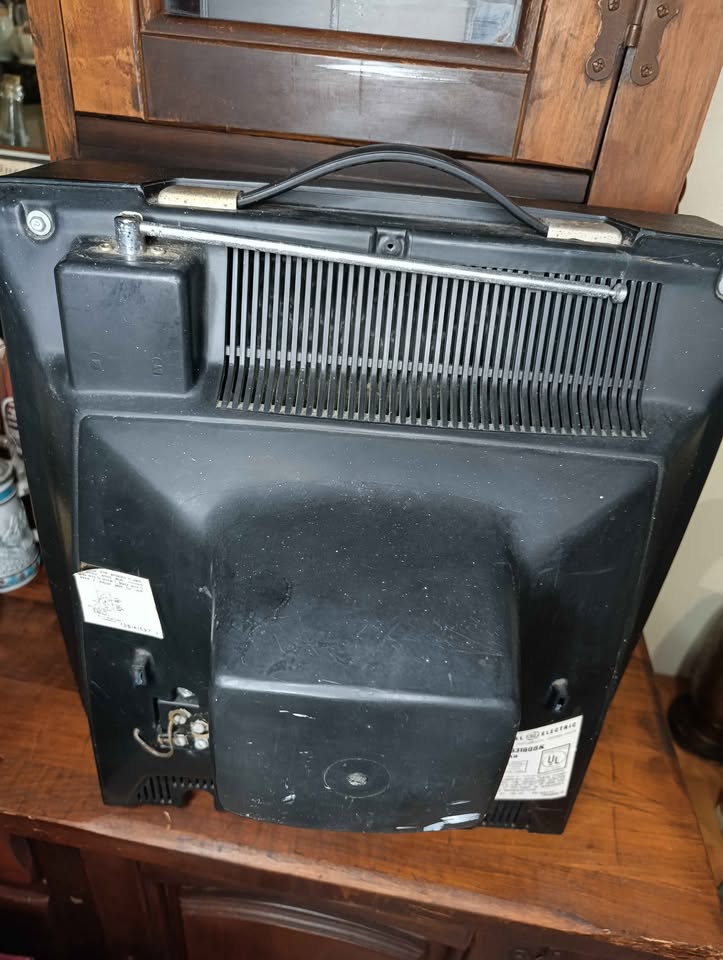 Televisor vintage GE XB3160BK pantalla CRT curva - vista 3 Televisor vintage GE XB3160BK pantalla CRT curva - vista 3