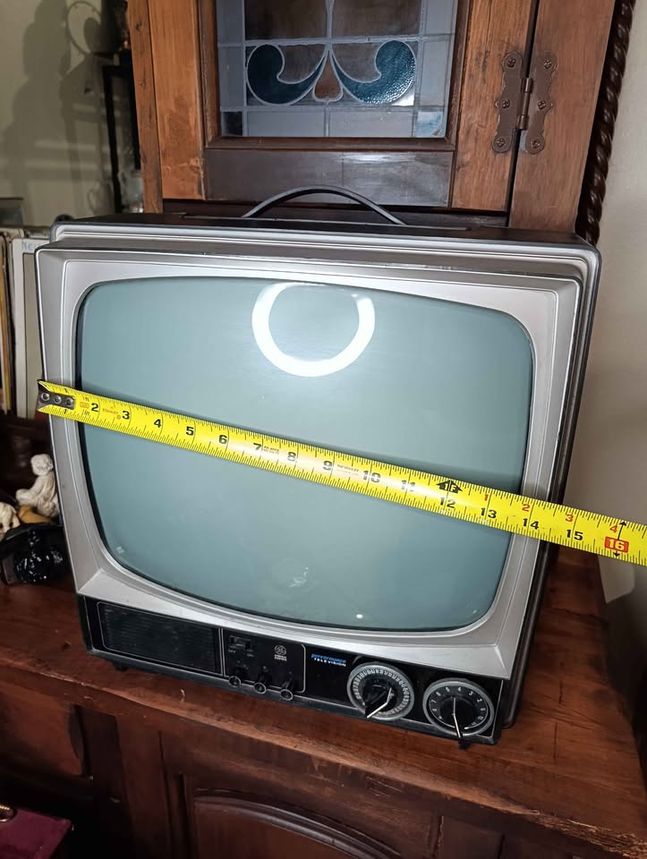 Televisor vintage GE XB3160BK pantalla CRT curva - vista 6 Televisor vintage GE XB3160BK pantalla CRT curva - vista 6