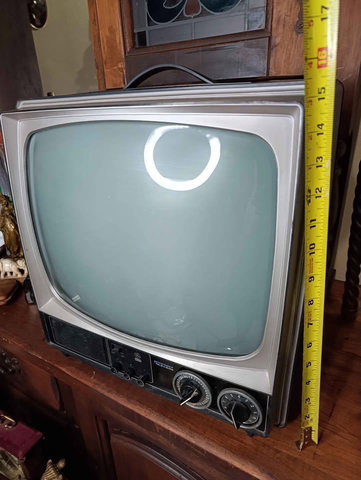 Televisor vintage GE XB3160BK pantalla CRT curva - vista 7 Televisor vintage GE XB3160BK pantalla CRT curva - vista 7