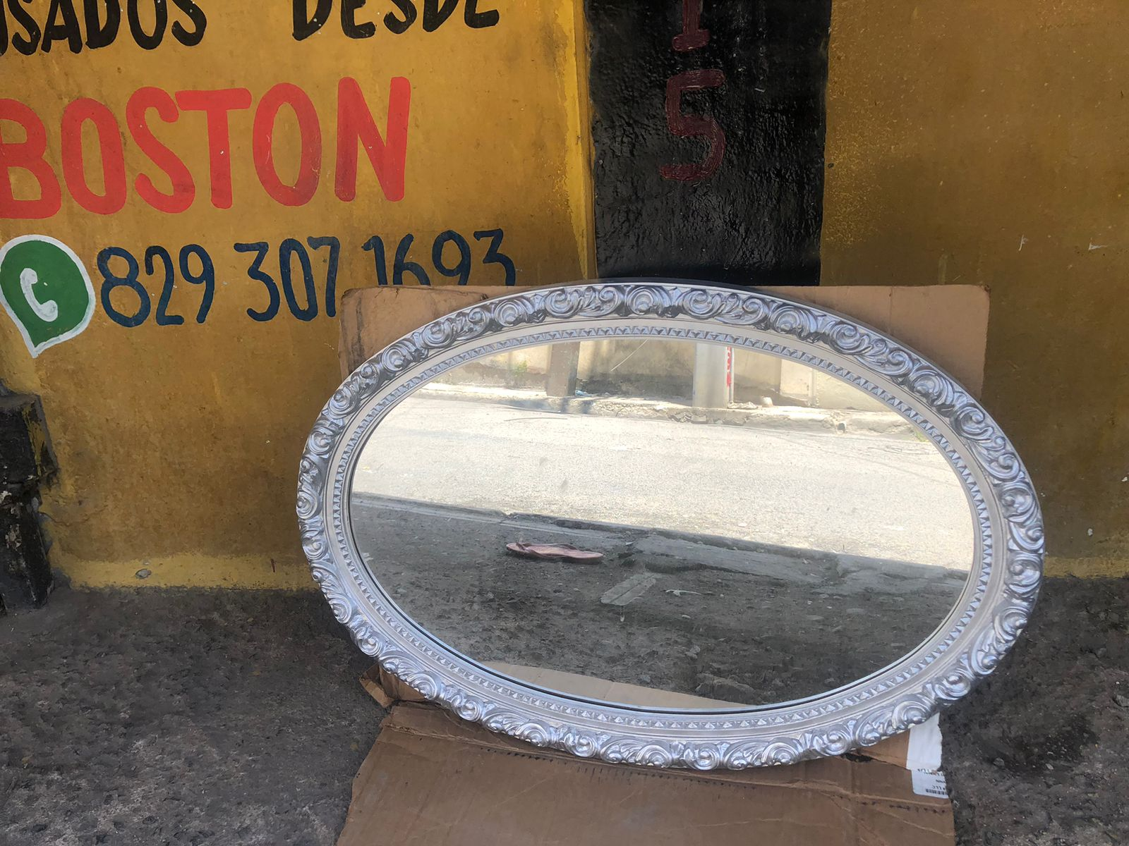 Espejo ovalado decorativo con elegante marco plateado estilo barroco 2